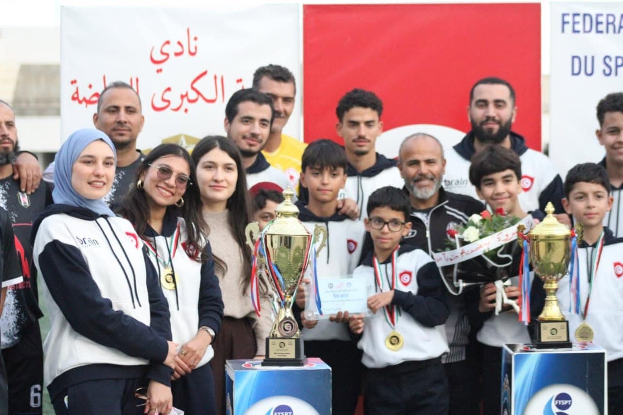 Des élèves de BrainTrain célébrant avec leurs trophées de compétition